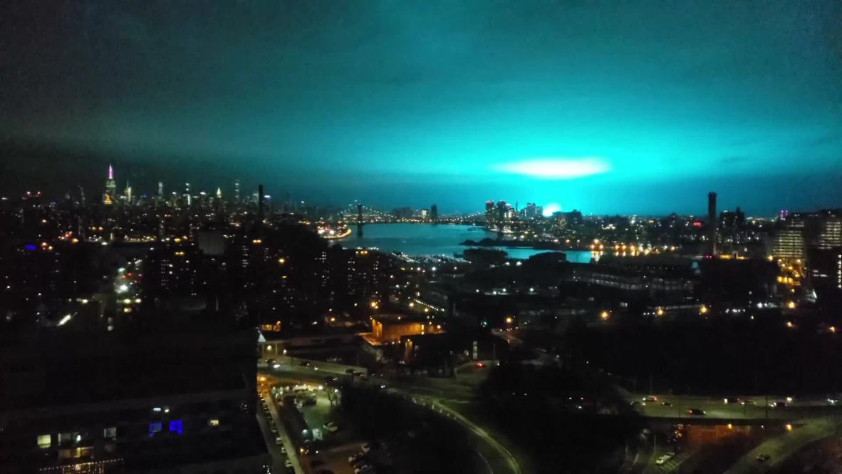 USA: Eerie, pulsing blue light above NYC baffles New Yorkers