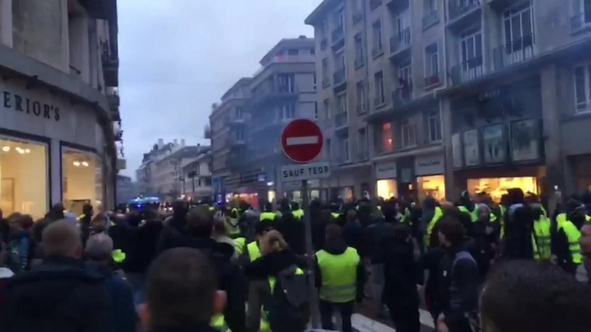 Francia: La policía utiliza gases lacrimógenos contra los "chalecos amarillos" en Rouen