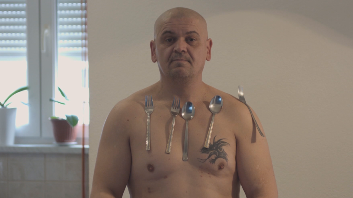 ¡Hombre "magnético" de Bosnia atrae metal y plástico a su cuerpo!