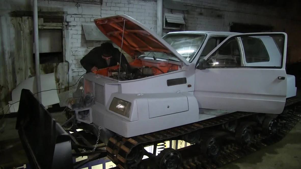 Un pensionista de Perm convierte su coche en un tanque