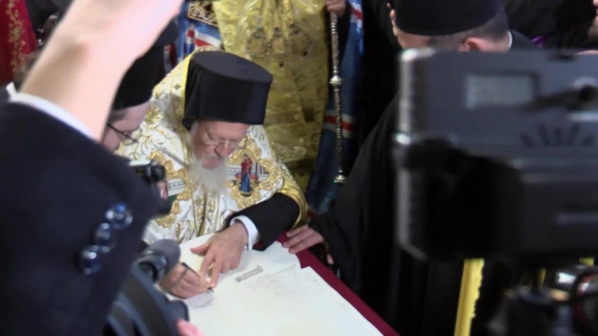 Turkey: Patriarch Bartholomew signs Ukrainian church independence decree in Istanbul