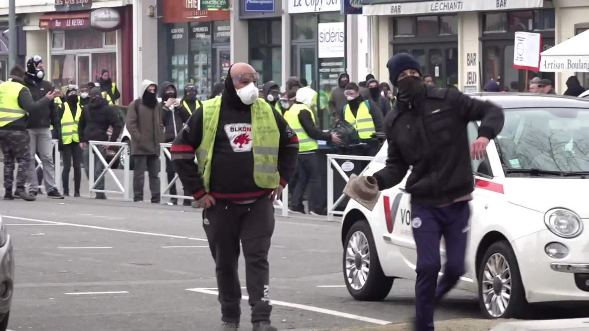 France: Police face off with 'Yellow Vests' in Saint-Nazaire