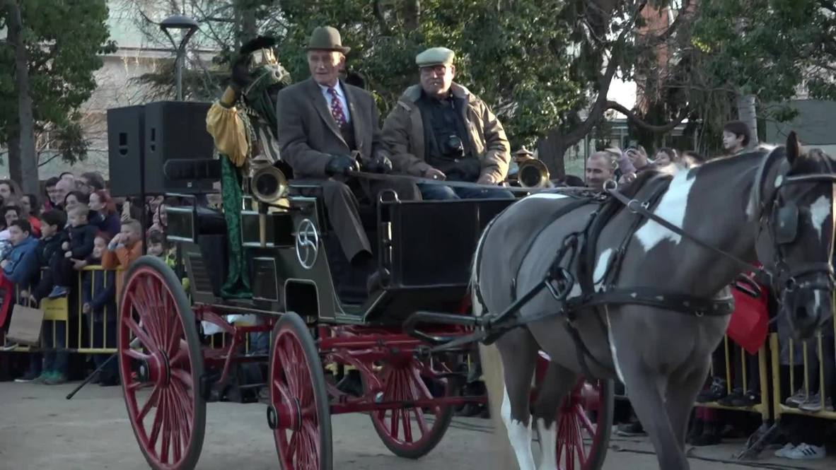 España: Un migrante libio rescatado, rey Balthazar en la cabalgata de la ciudad de Reus