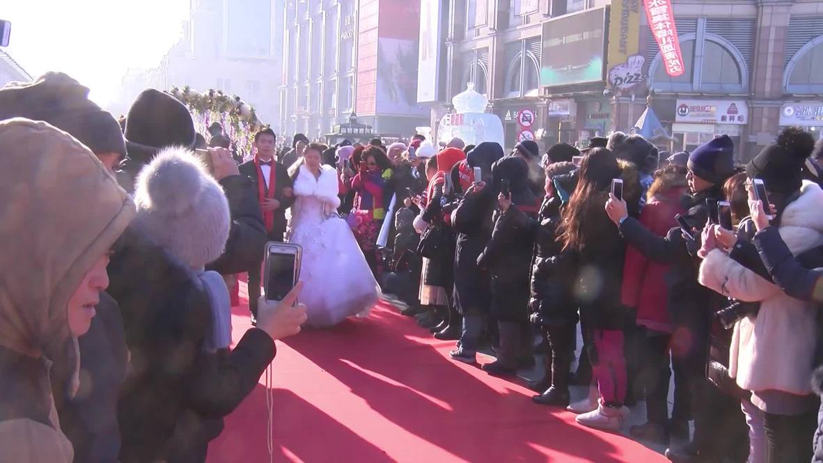 Romance escalofriante: 47 parejas se casan en medio del hielo en el Festival de Harbin
