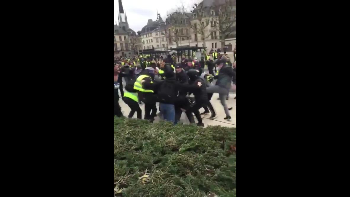 Francia: Periodistas atacados por los "chalecos amarillos" durante las protestas en Rouen