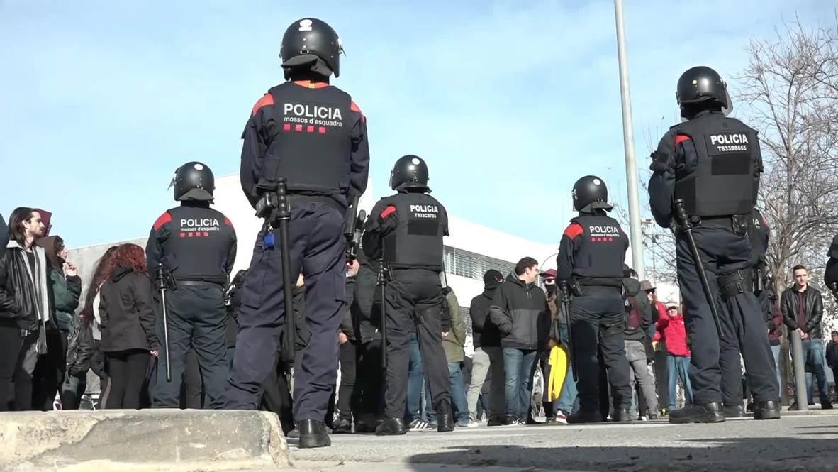 España: Activistas antifascistas y simpatizantes de Vox se enfrentan durante una protesta en Barcelona
