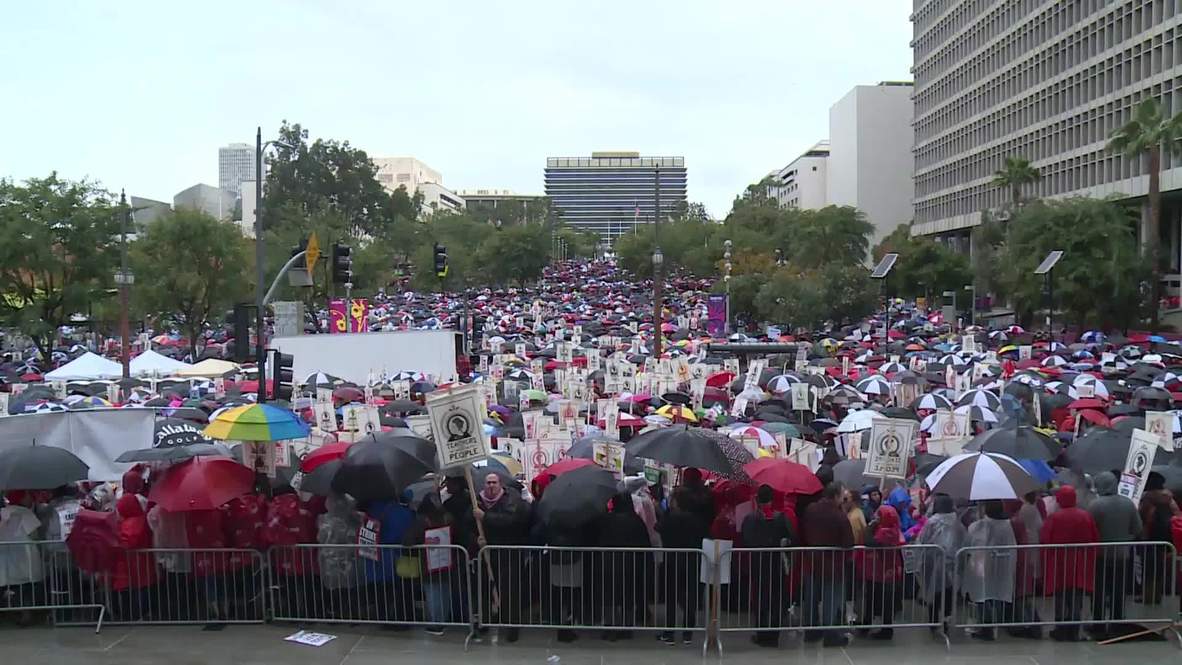 USA: Thousands march through LA as teachers' strike begins
