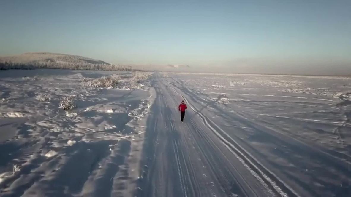 ¡No te congeles, corre! Atleta corre 50 km en Siberia a 60 grados bajo cero