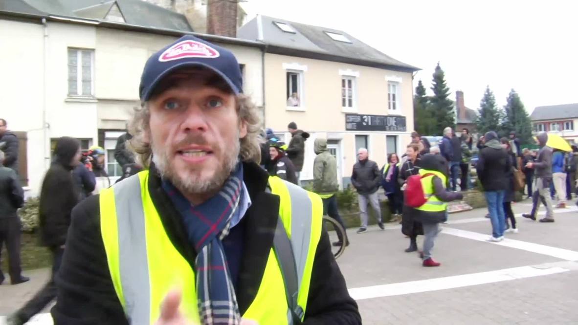 Francia: Los "chalecos amarillos" siguen a Macron por el país ante una fuerte presencia policial