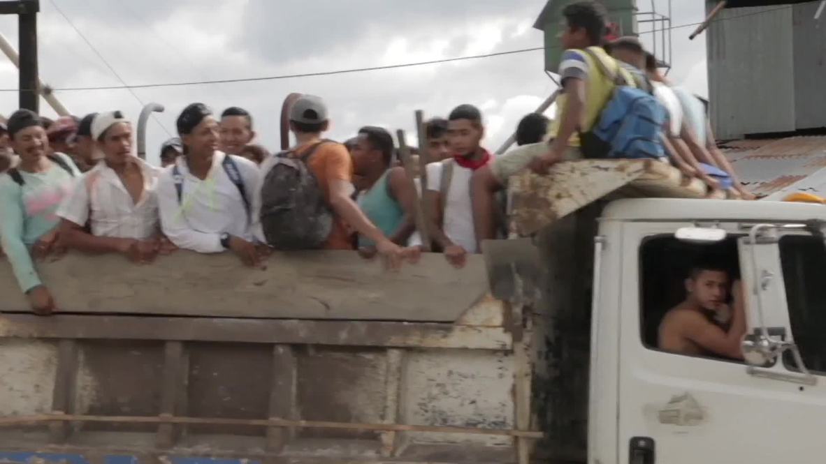 Honduras: Riot police stop migrant caravan at Guatemalan border
