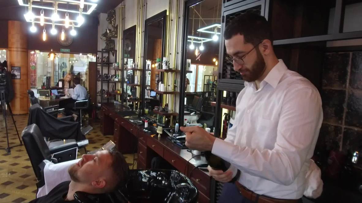 Make your hair POP! Moscow barber washes clients' hair with champagne