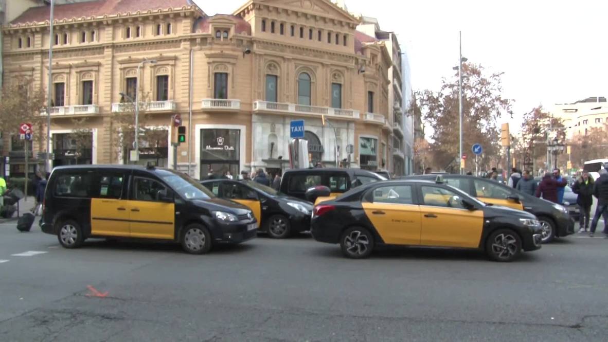 España: Taxistas bloquean el centro de Barcelona contra el decreto sobre Uber y Cabify