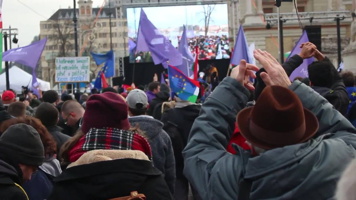 Hungary: Protests continue in Budapest against Orban's 'slave law'