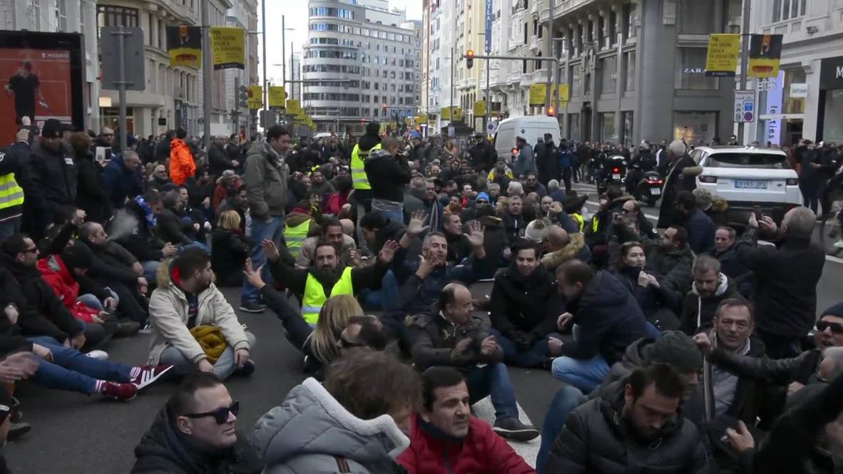 Spain: Thousands of cabbies join anti-Uber strike in Madrid