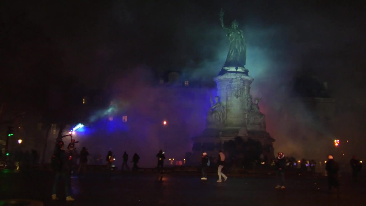 France: 'Yellow Vest' violence carries on after dark in Paris