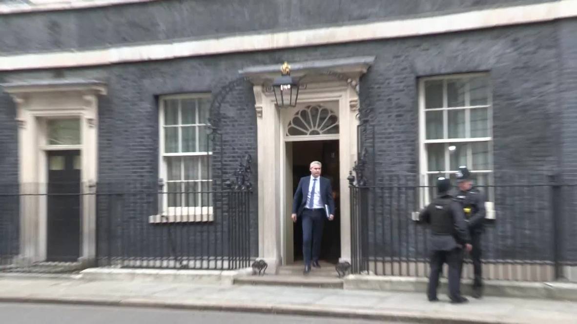 UK: Ministers leave cabinet meeting ahead of Brexit votes