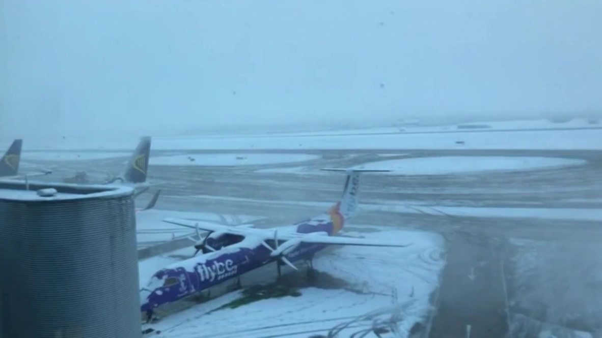 UK: Runways shut as snow blankets Manchester