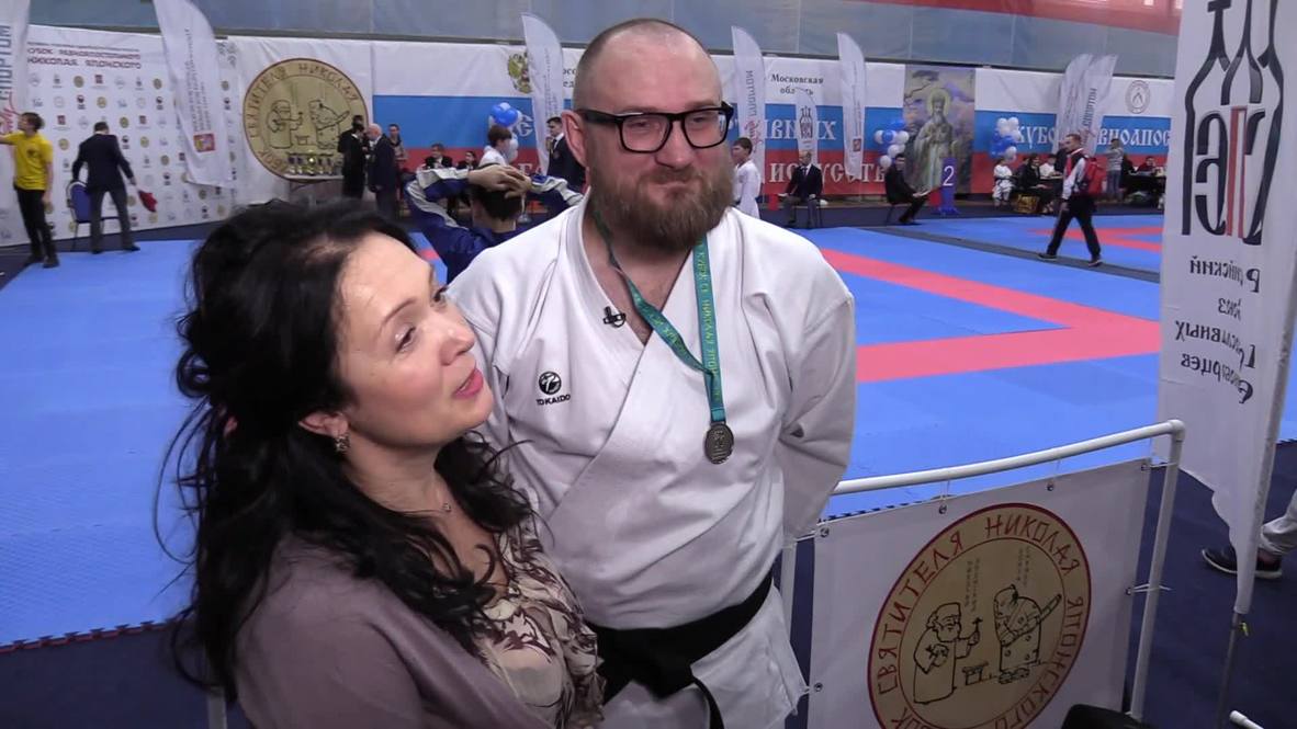 Russia: Four-time amputee showcases major martial arts award
