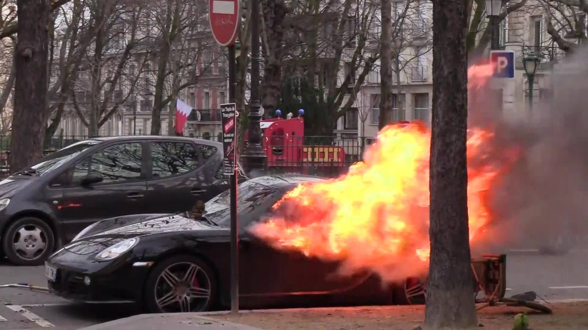 Francia: Porsches y Ferraris destrozados durante las protestas de 'Chalecos Amarillos’