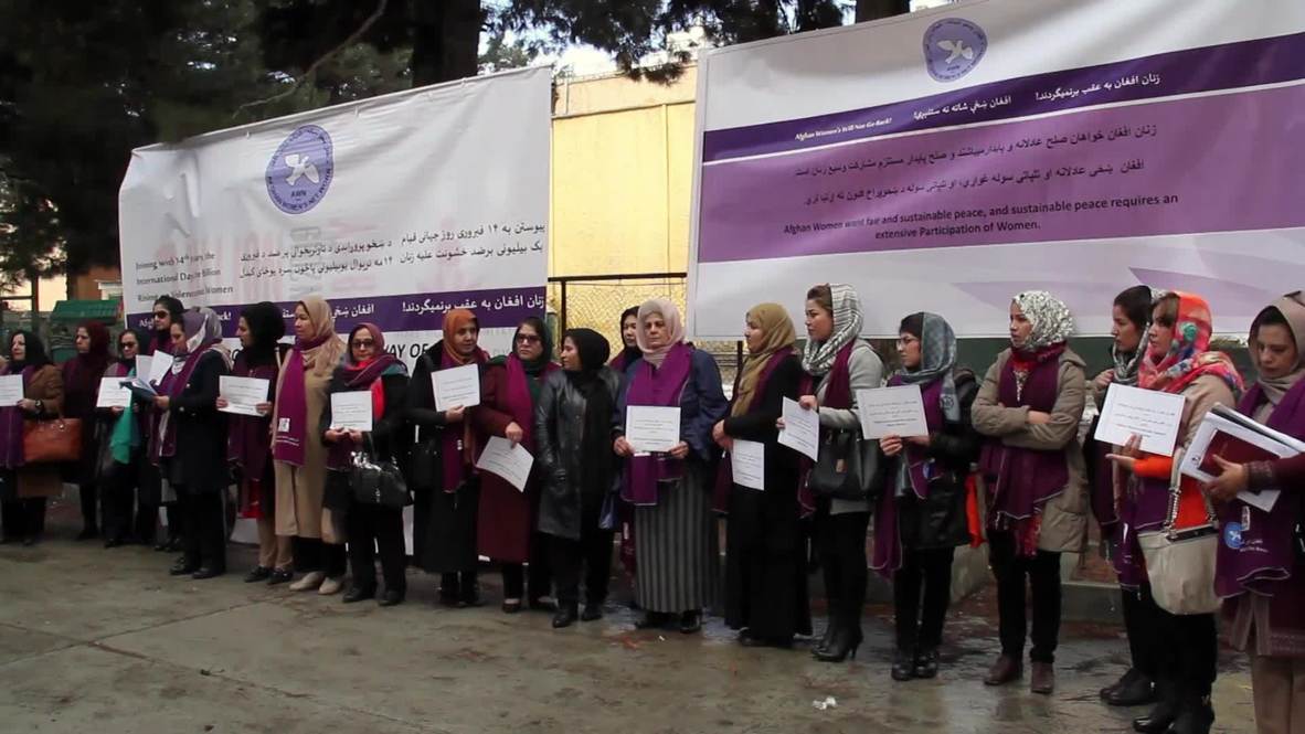 Afghanistan: Kabul women fight for place at Taliban peace talks table