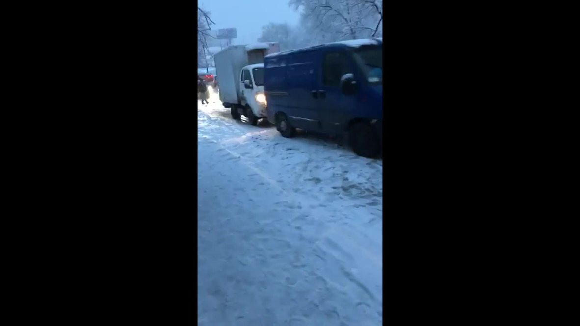 Conductor pierde el control de su vehículo por fuertes nevadas en Moscú