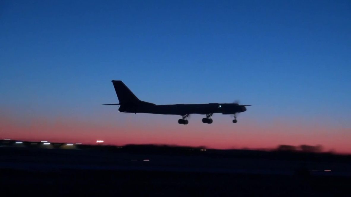 Espacio aéreo internacional: Aviones de combate japoneses hacen sombra al bombardero ruso