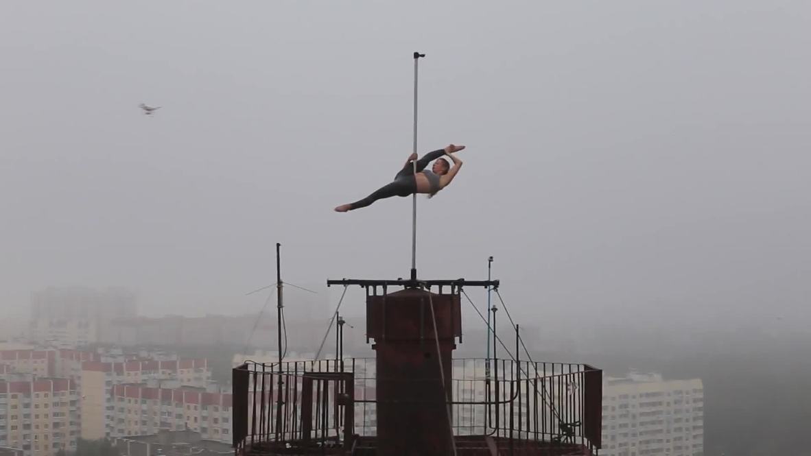 Bailarina de pole dance extremo demuestra sus habilidades desde el techo de un edificio de 16 pisos en Voronezh