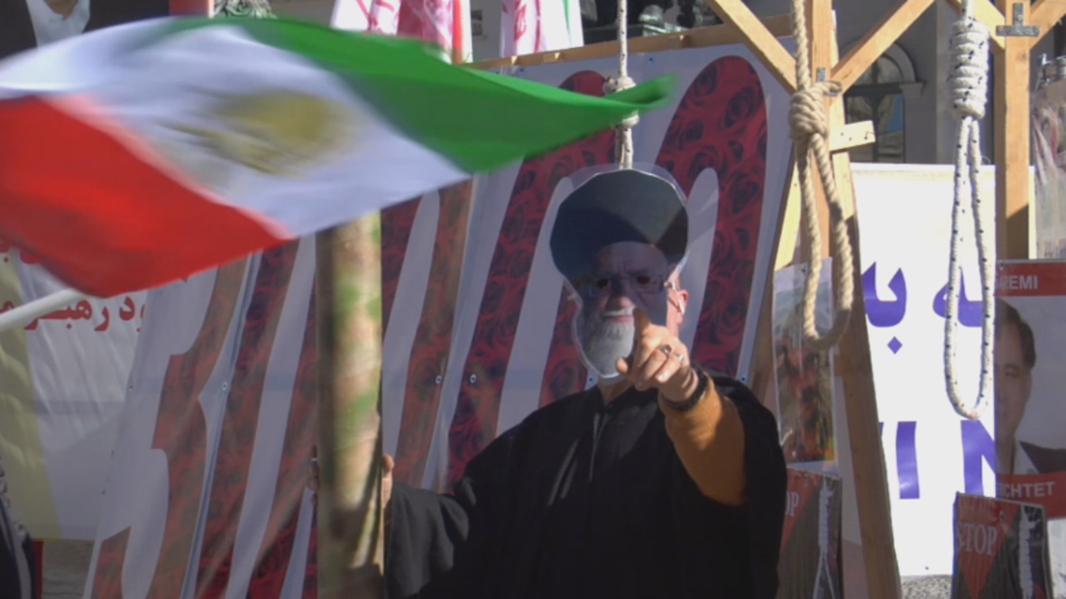 Germany: Iranian protesters set up gallows to decry Zarif's presence at MSC