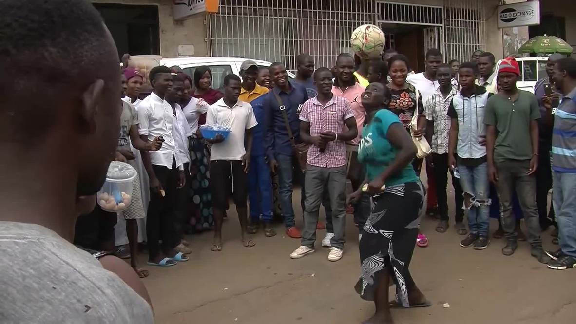 La reina del balón atrae a multitudes en África para mantener a su familia