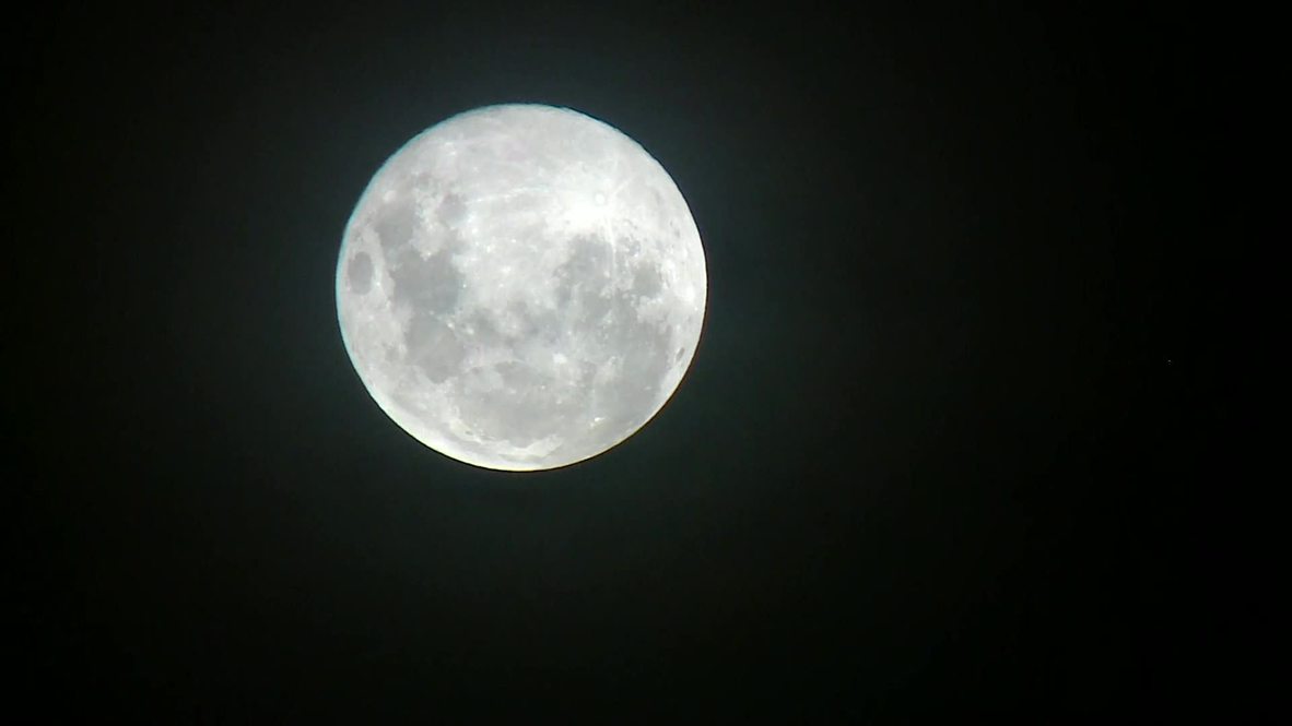 'La 'Súper Luna de Nieve' ilumina los cielos de todo el mundo