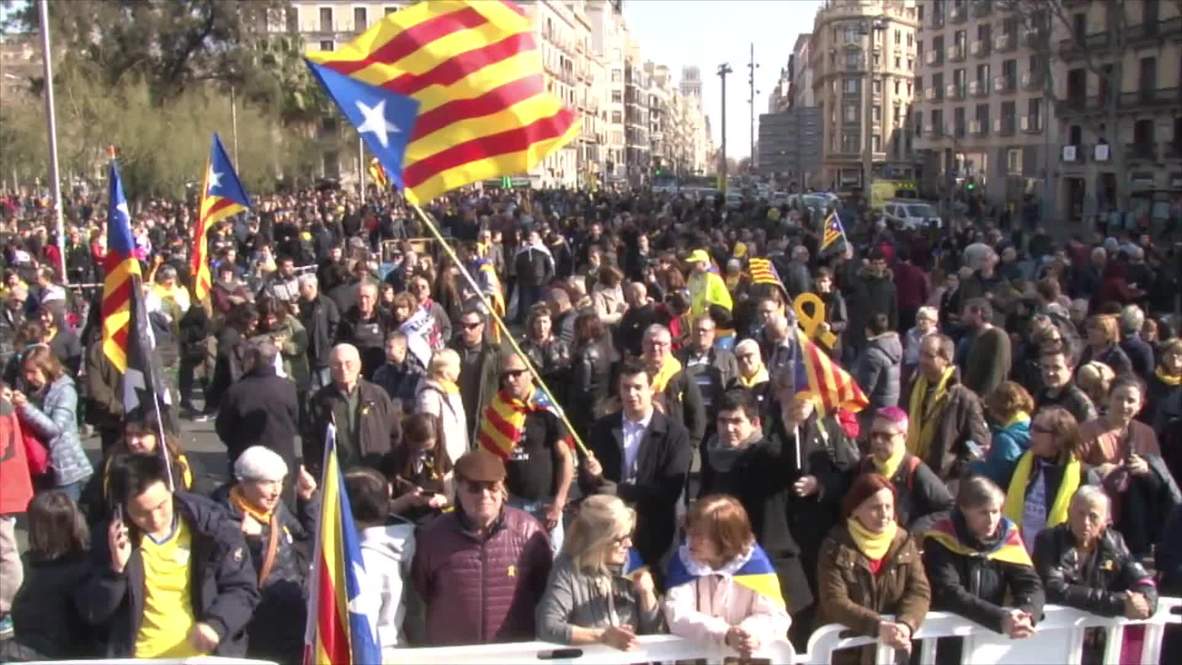España: Los estudiantes catalanes ocupan una estación de metro durante la huelga general