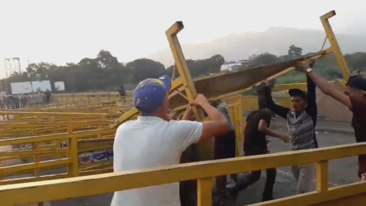 Colombia: Chaos as Colombia border stormed by Venezuelans