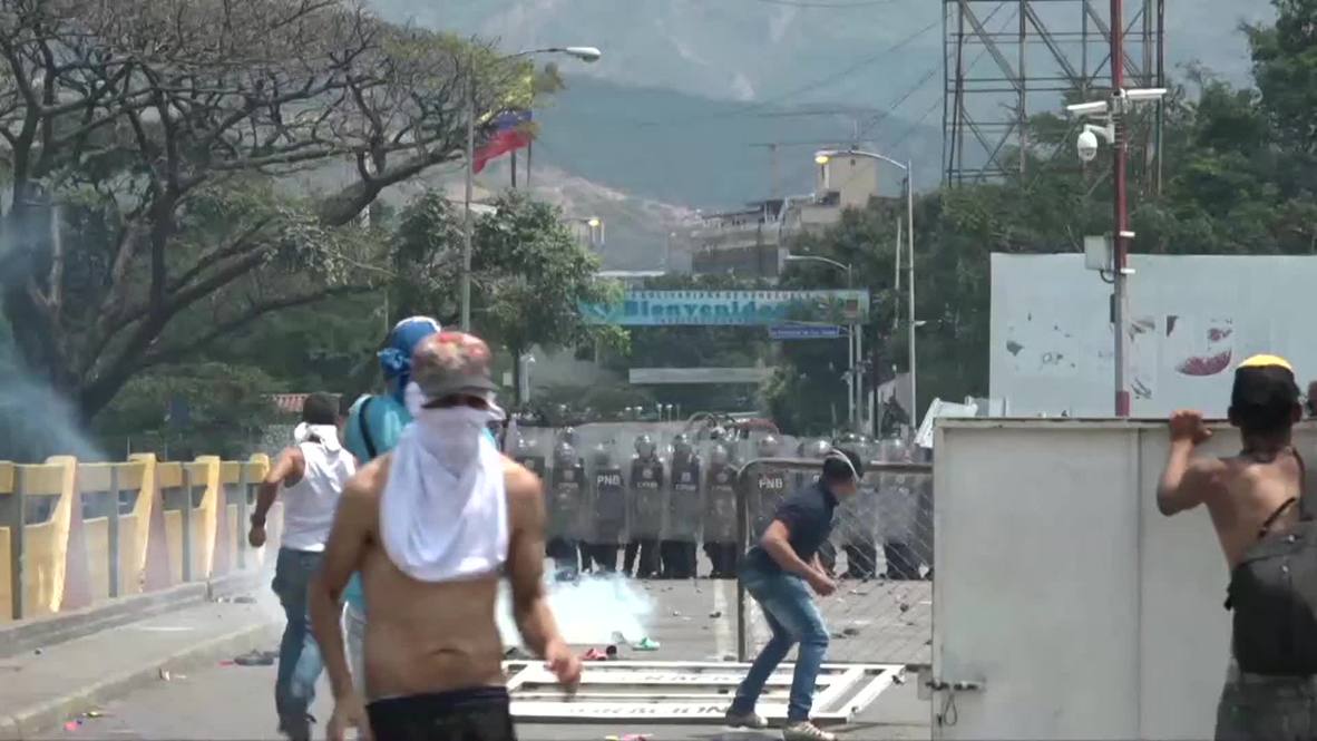 Colombia: Demonstrators clash with Venezuelan police on border bridge