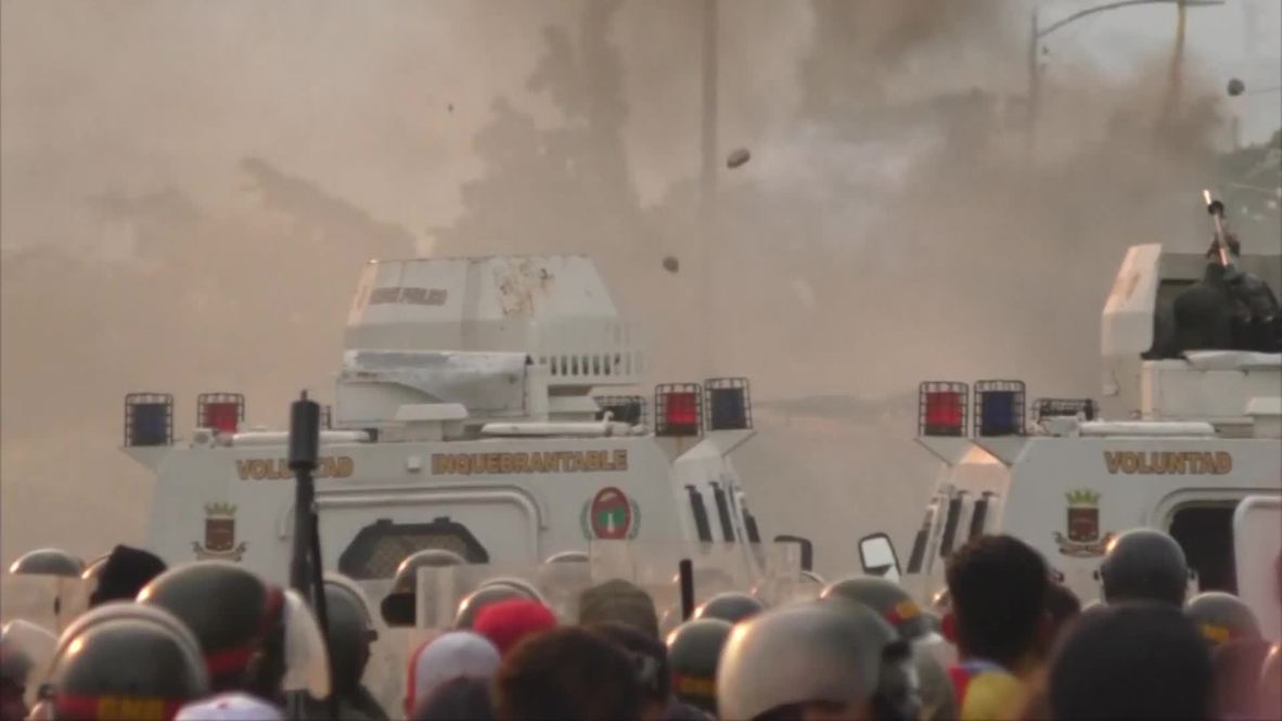 Venezuela: Clashes erupt at Colombian border amid humanitarian aid blockade