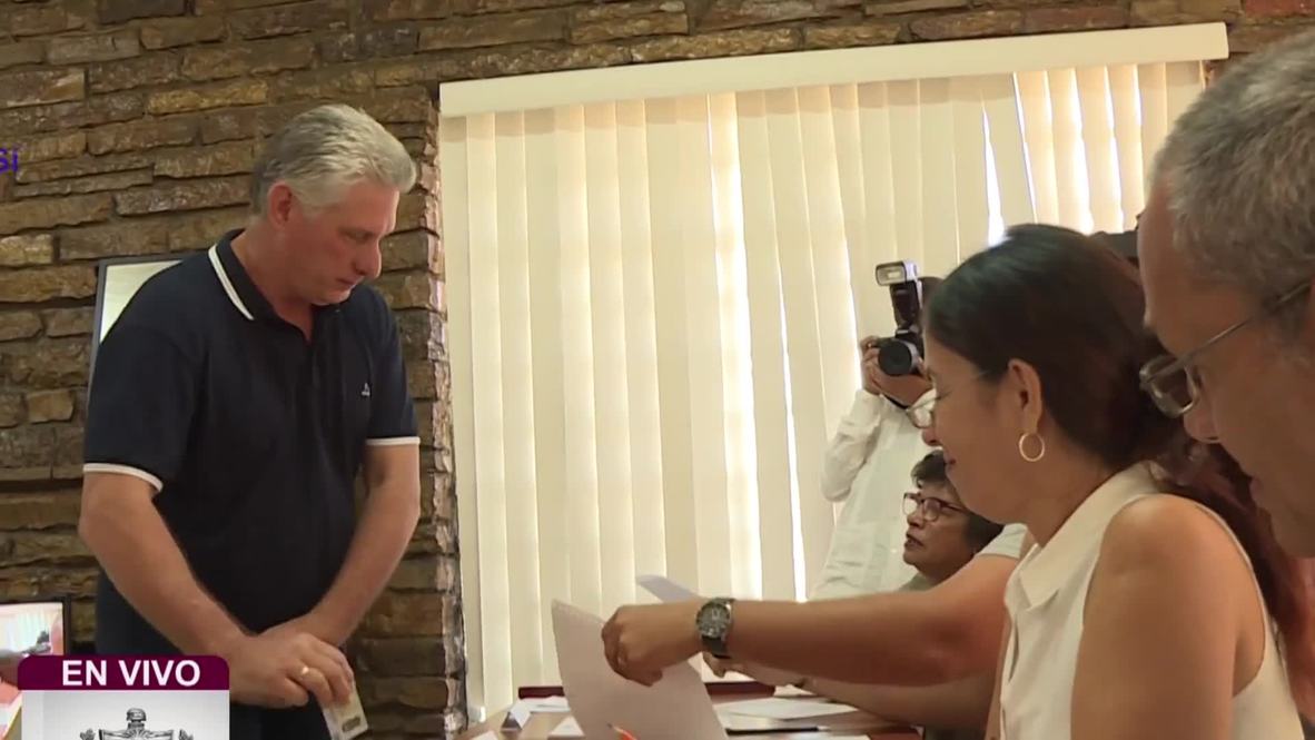 Cuba: El presidente Díaz-Canel vota en referéndum constitucional