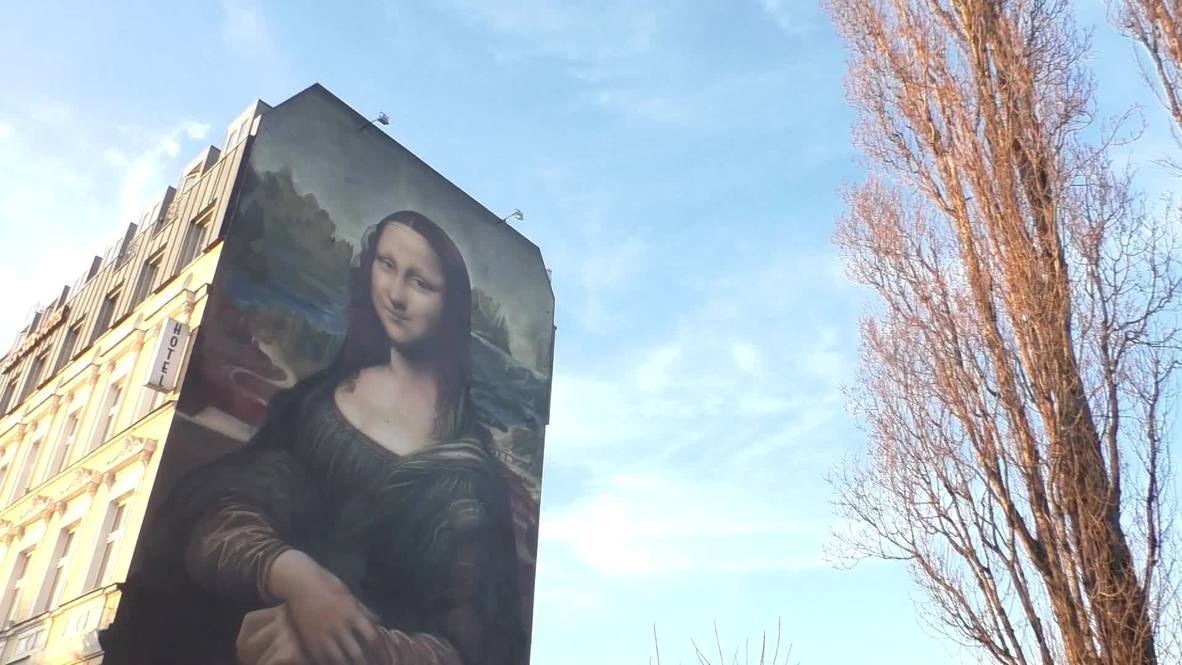 El mural de la Mona Lisa de 16 metros de altura 'sonríe' a los berlineses
