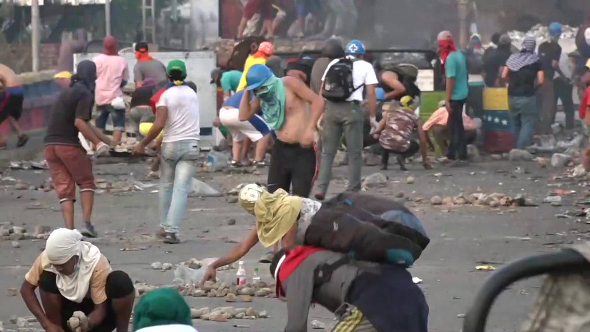 Colombia: Manifestantes enfrentan a las fuerzas venezolanas en el puente fronterizo