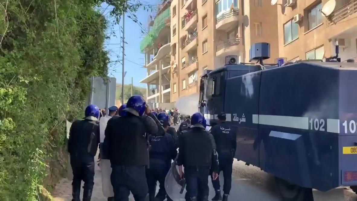Algeria: Police deploy water cannon as students protest Bouteflika's bid