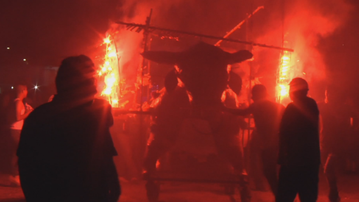 Toritos pirotécnicos desfilan en esta fiesta de fuego y riesgo mexicana