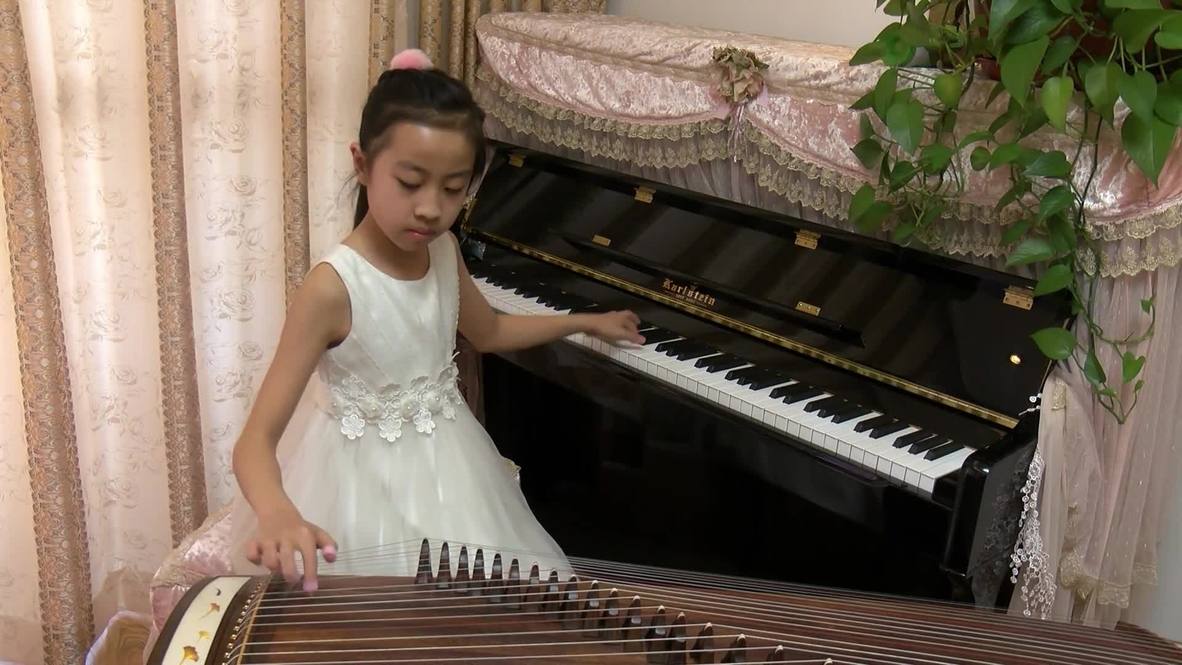 Fusion music! 10 y/o Chinese prodigy plays piano and guzheng at same time