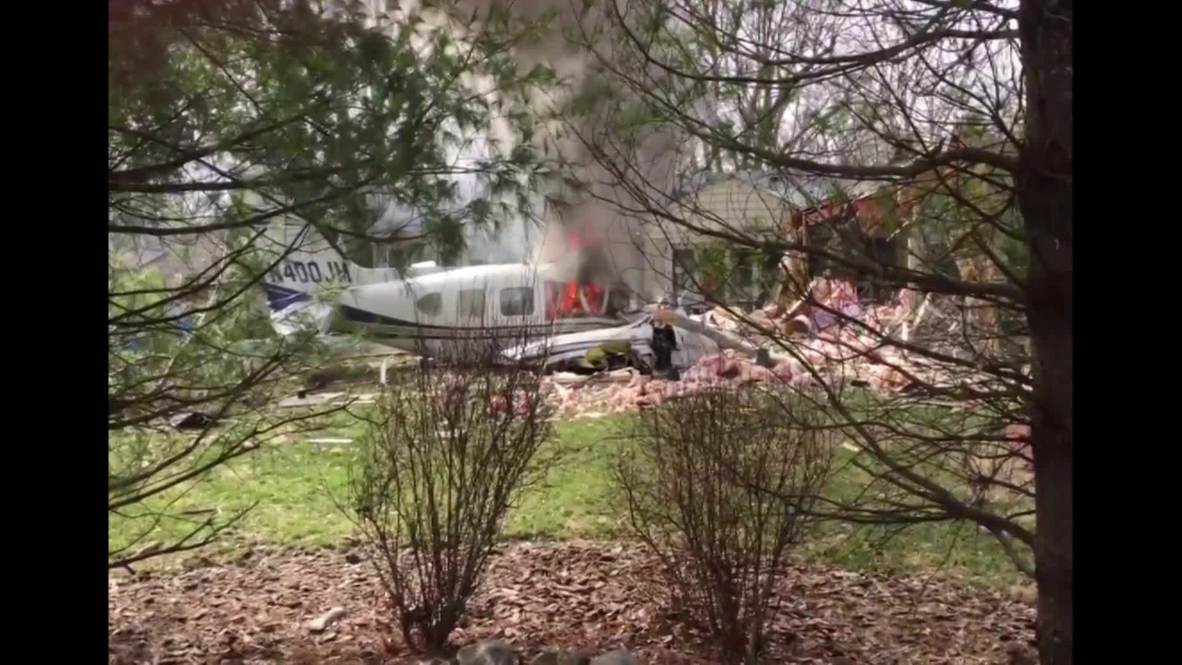 USA: Pilot killed as twin-engine plane crashes into house