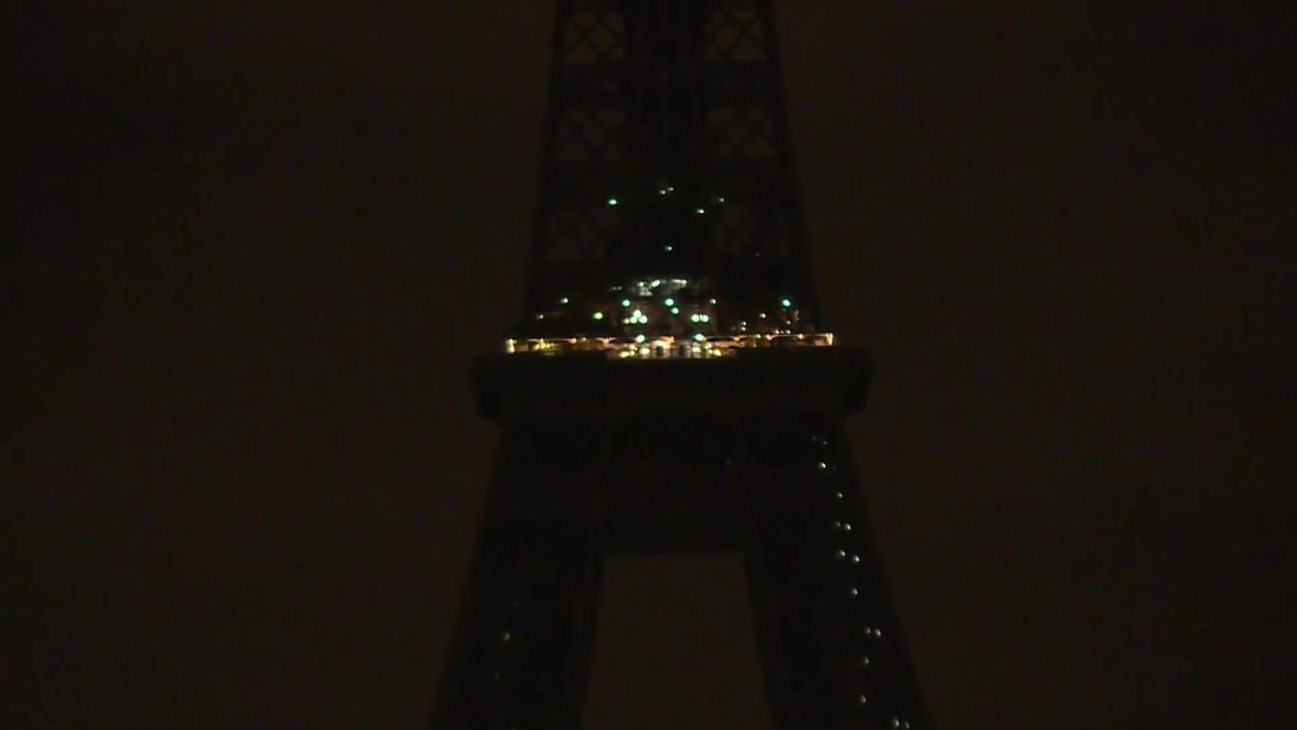 Francia: La Torre Eiffel apaga las luces para solidarizarse con las víctimas de Christchurch