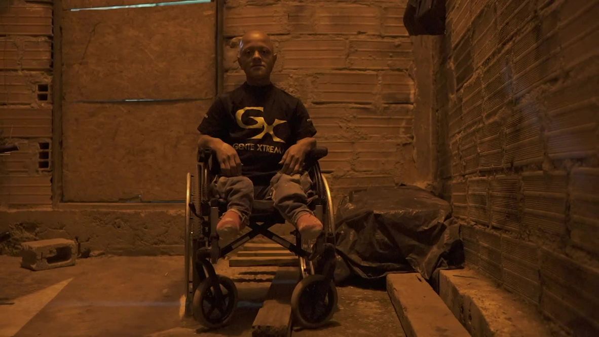 ¡El "Fast and Furious" colombiano conduce una silla de ruedas!