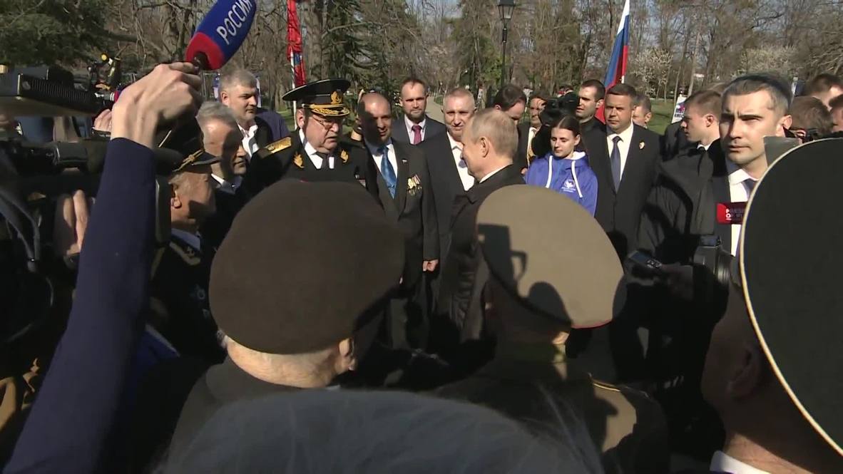 Russia: Putin greets veterans at Crimea's Malakhov Kurgan memorial