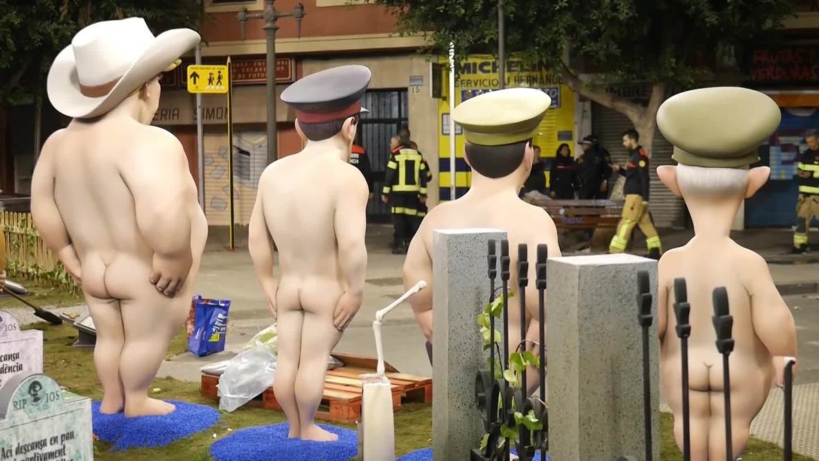 Naked 'Trump' and 'Stalin' set ablaze at Valencia's 'Las Fallas' festival *EXPLICIT*