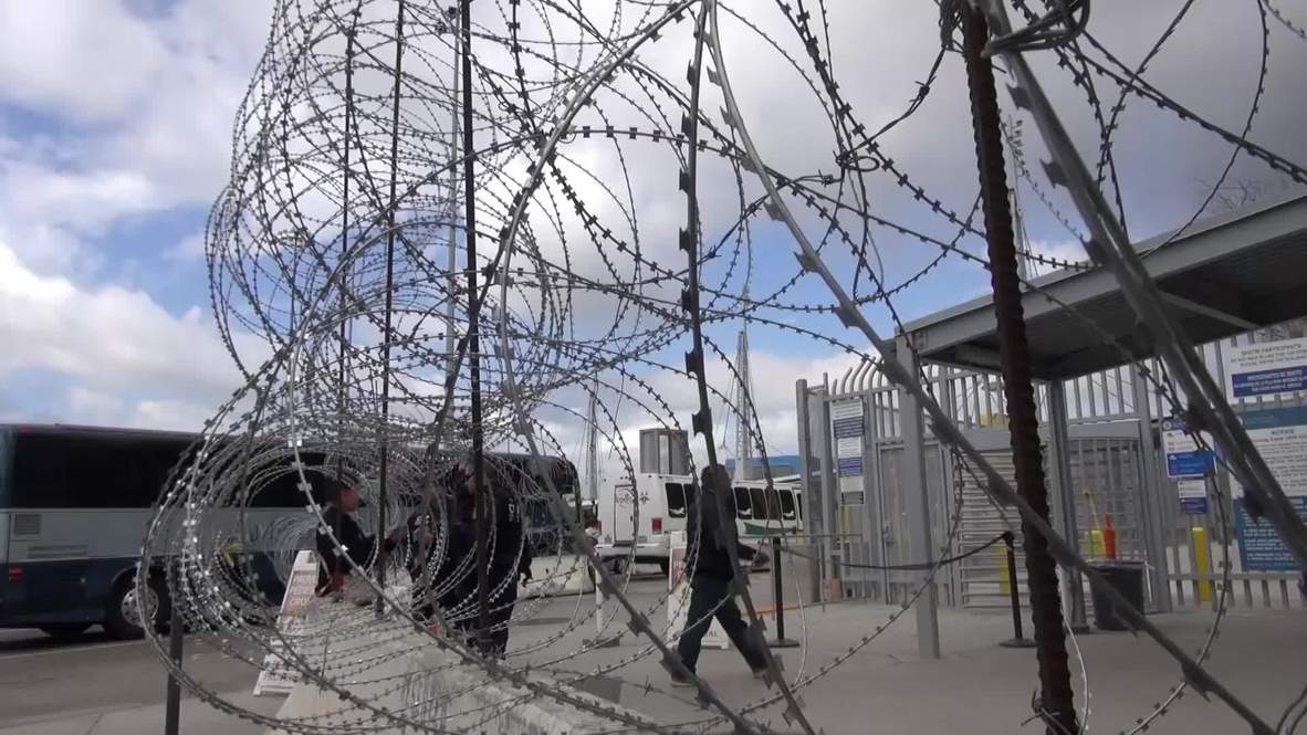 México: Alambre de espino robado de la frontera con EE.UU. protege los hogares de los mexicanos en Tijuana