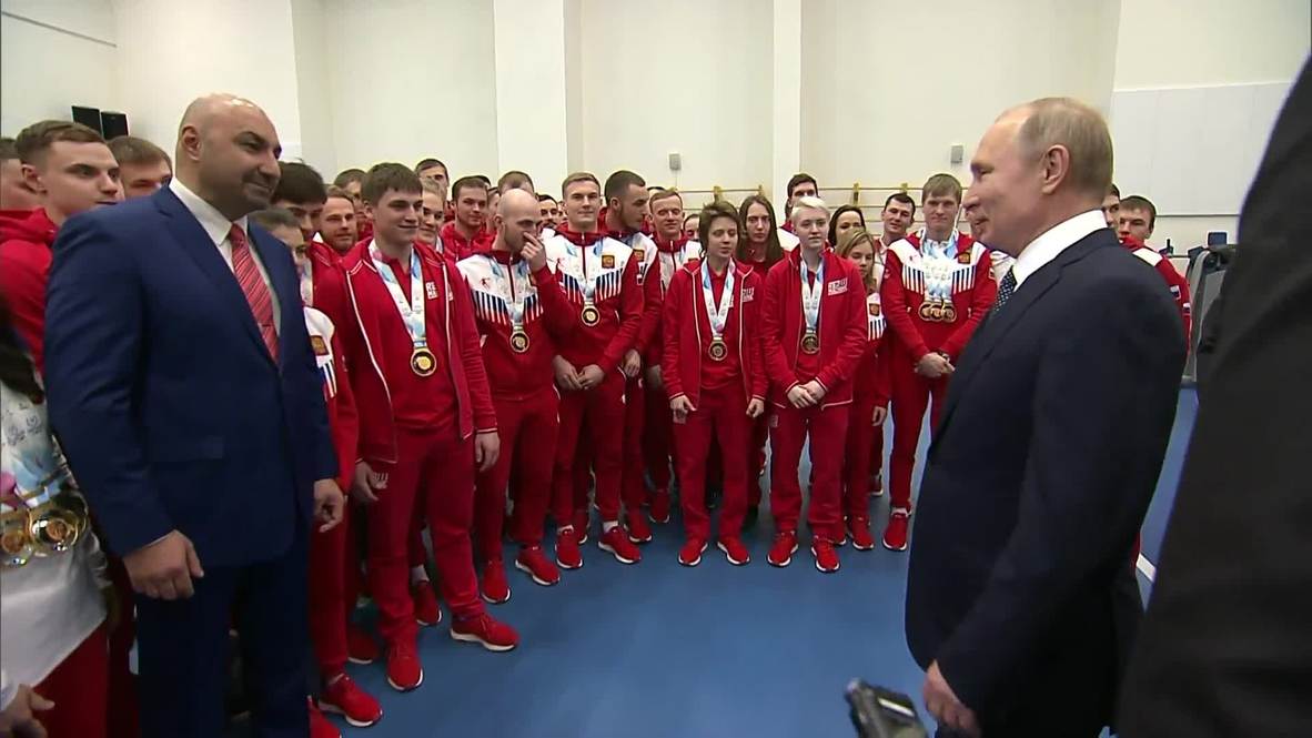 Россия: "Подвинься - такой здоровый!" - Путин подвинул сотрудника охраны