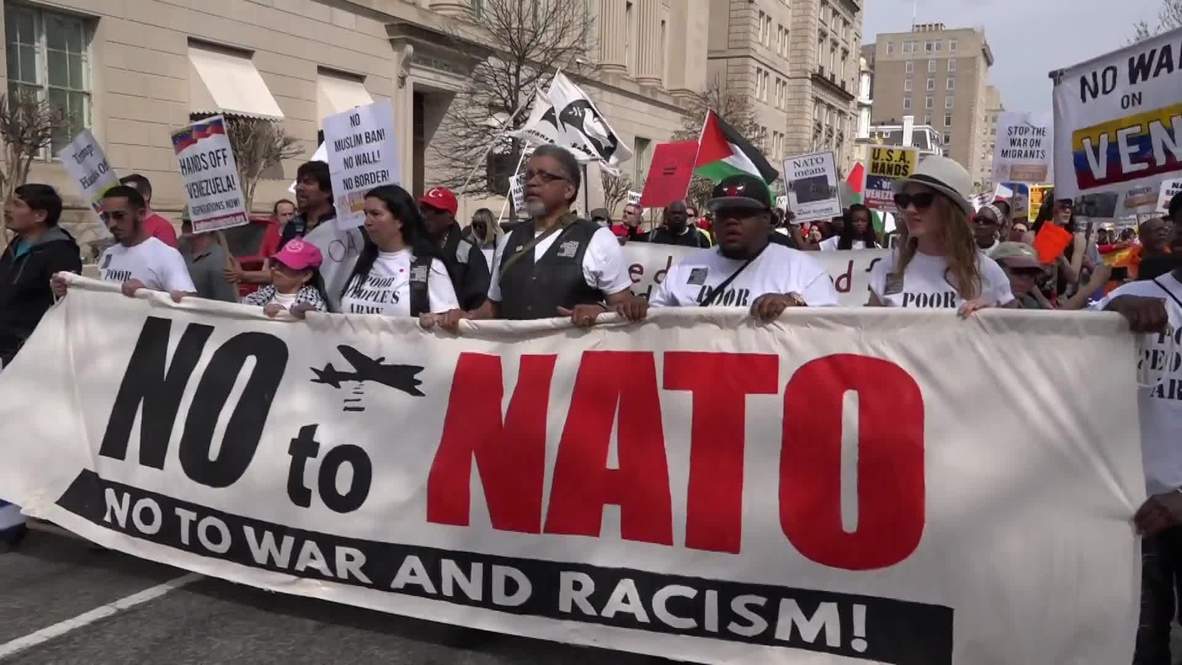 США: Сотни людей вышли на митинг против НАТО в Вашингтоне