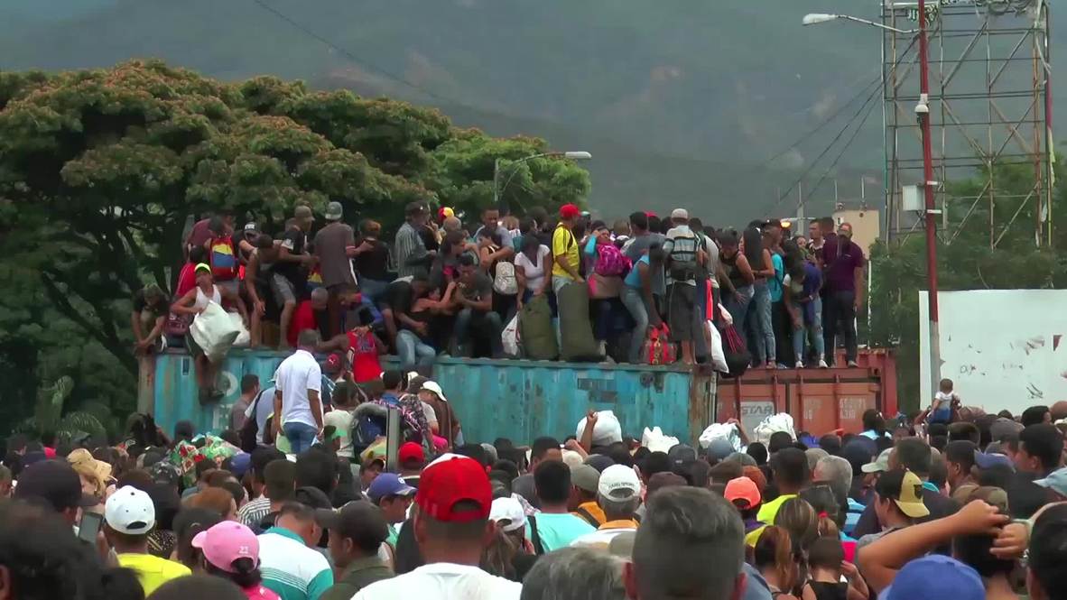 Colombia: Venezolanos rompen bloqueo en el puente fronterizo