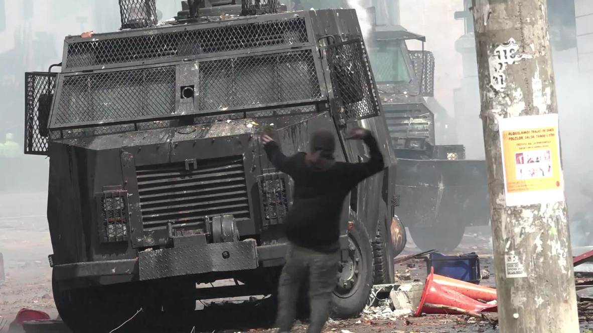 Colombia: Estudiantes se enfrentan a la policía antidisturbios en Bogotá